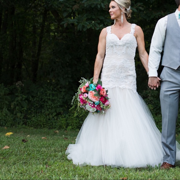 Wedding gown - Picture 1 of 6